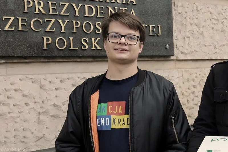 Demokracja pośrednia i bezpośrednia: Jakie są różnice i jak wpływają na nasze życie?